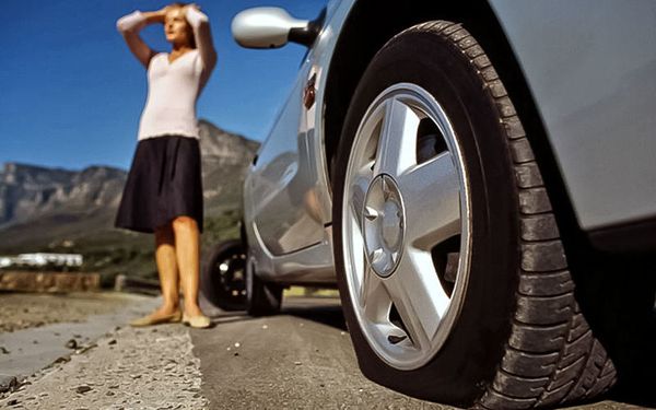 Автомобилисты рекомендуют проверять давление в шинах минимум 1 раз в неделю